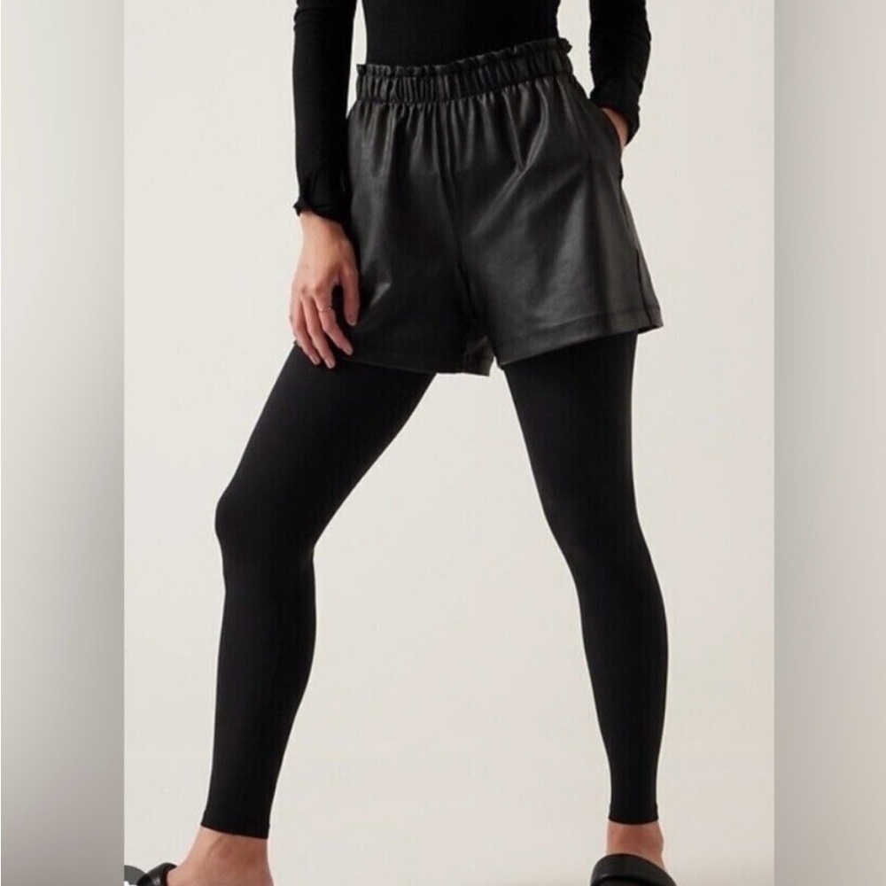 Athleta GLEAM Vegan Leather Pull On Elastic Waist Pocket Shorts Size Small ❤️